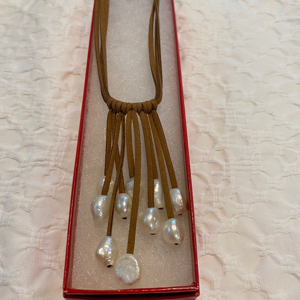 Faux pearl and leather necklace!